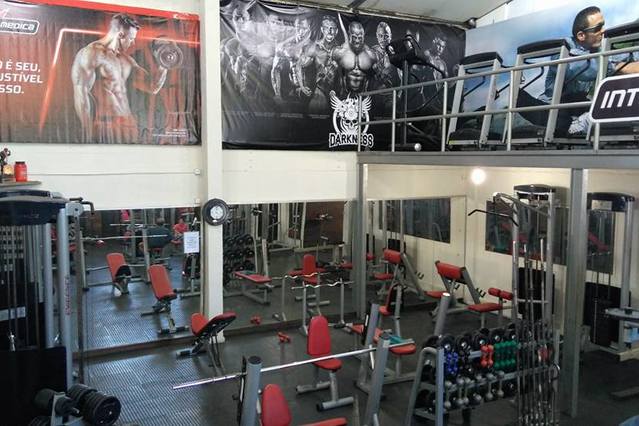 Área de pesos livres da First Fitness