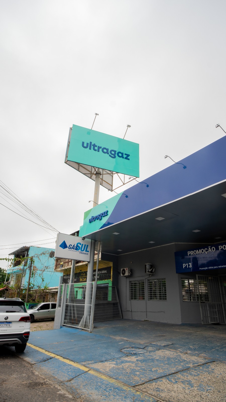 Fachada com totem Ultragaz